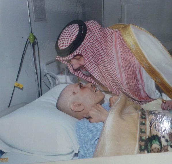 الأمير خالد بن طلال خلال زيارته إلى دار المسنين بالرياض