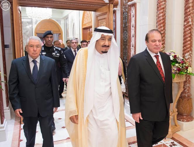 خادم الحرمين يبحث التطورات الإقليمية والدولية مع رئيس وزراء باكستان