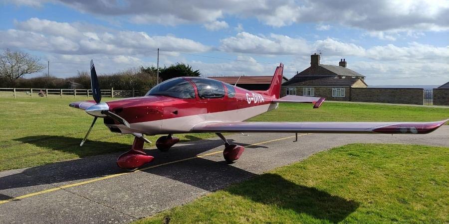 هندي يصنع طائرة خاصة ويطير بها في أوروبا 