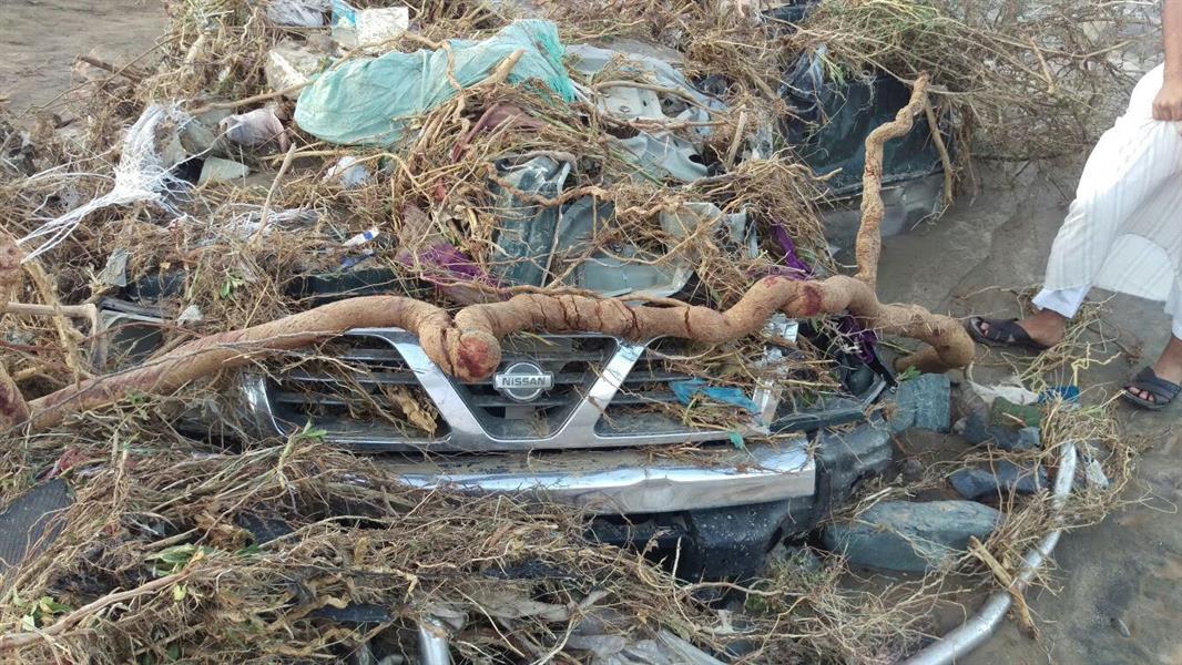 3 مواطنين ينقذون عائلة حوّل السيل مركبتهم لكومة حديد بمكة