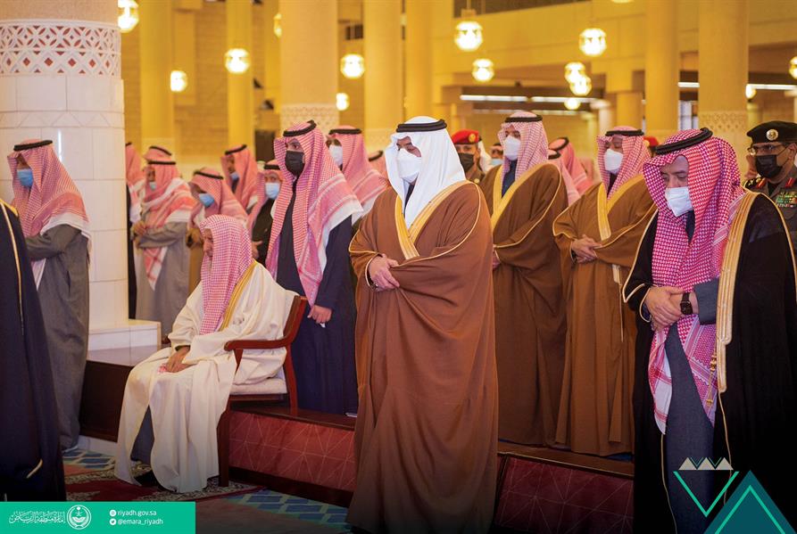 أمير الرياض بالنيابة يؤدي صلاة الميت على الأمير نهار بن سعود أمير الرياض بالنيابة يؤدي صلاة الميت على الأمير نهار بن سعود