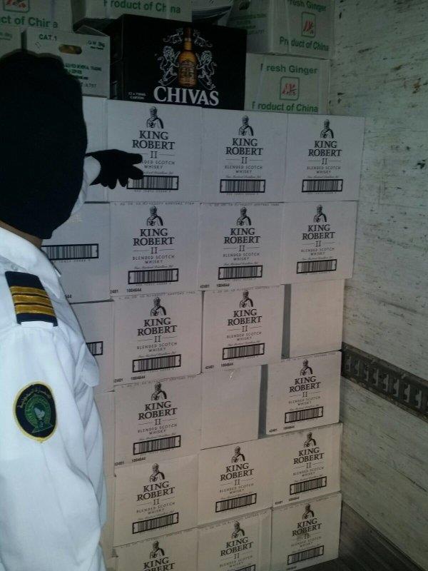 إحباط تهريب أكثر من 20 ألف زجاجة خمر إحباط تهريب أكثر من 20 ألف زجاجة خمر