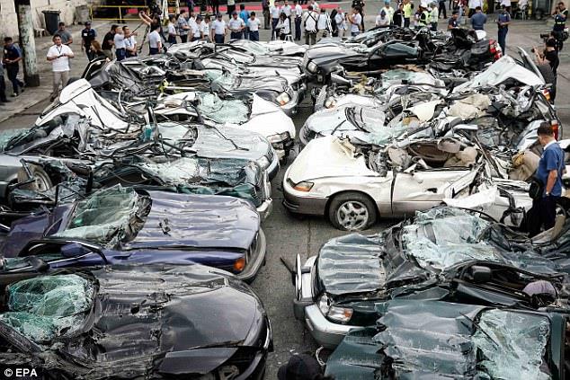 بالفيديو والصور.. الرئيس الفلبيني يحارب فساد الجمارك بسحق 30 سيارة فارهة