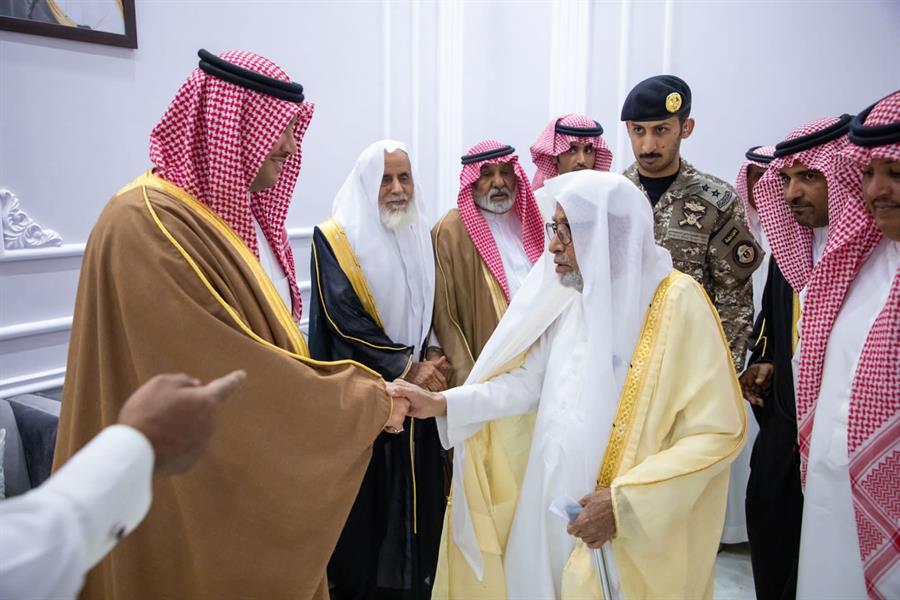 محافظ الأحساء يتفقّد مركز حرض ويلتقي بالأهالي