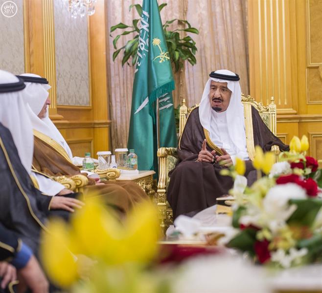 بالصور.. خادم الحرمين يستقبل الشيخ السديس