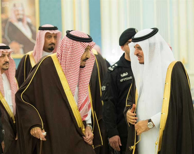 خادم الحرمين يستقبل عدد من الأمراء ومفتي المملكة وجمع من العلماء والمواطنين