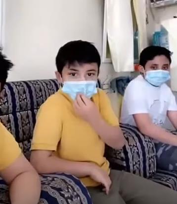  شاهد.. 5 أبناء يحلقون شعرهم "زيرو" تضامناً مع أمهم المريضة بالسرطان