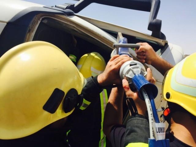 بالصور.. انقلاب شاحنة بنجران واحتجاز شخص داخلها