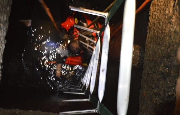 بالصور.. مدني جدة: انتشال جثة طفلة من داخل خزان صرف صحي