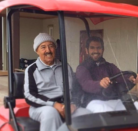 بالصورة.. أمير الكويت بزي رياضي برفقة حفيده في أحد متنزهات بريطانيا بالصورة.. أمير الكويت بزي رياضي برفقة حفيده في أحد متنزهات بريطانيا