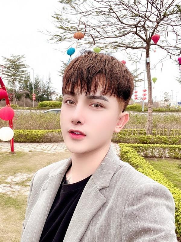 بعد السخرية منه.. شاب فيتنامي يُجري 9 عمليات لتغيير مظهره وهكذا أصبح شكله (فيديو) بعد السخرية منه.. شاب فيتنامي يُجري 9 عمليات لتغيير مظهره وهكذا أصبح شكله (فيديو)