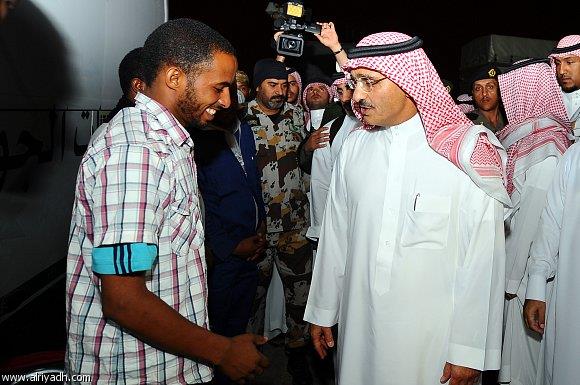 الأمير خالد بن بندر يطمئن على أحد المستضافين