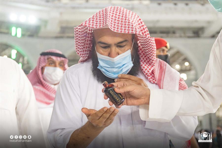 صور.. السديس يُشارك في تطييب الكعبة المشرفة 