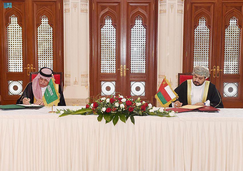 المملكة وعُمان توقعان خمس مذكرات تفاهم في المجالين التجاري والإعلامي