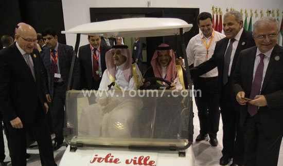 السفير قطان يقود عربة الجولف لسعود الفيصل في ختام قمة مصر