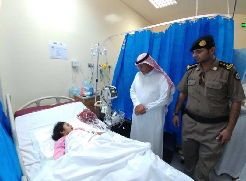 مدير شرطة جازان يزور الطفلتين اللتين تعرضتا لاعتداء من الخادمة الإثيوبية