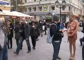 شابة تستعرض فستانا من لحم الخنزير 