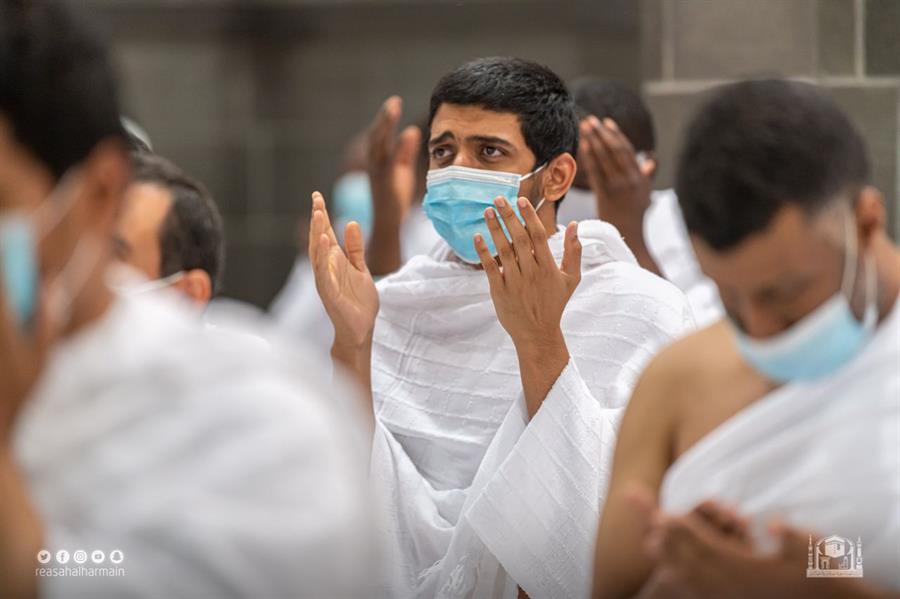 المصلون يشهدون ختم القرآن بالحرمين الشريفين وسط أجواء روحانية المصلون يشهدون ختم القرآن بالحرمين الشريفين وسط أجواء روحانية