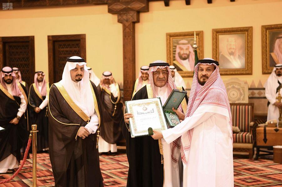 بنظرات يعلوها التأثر.. الأمير مقرن يرعى حفل تكريم شهداء 