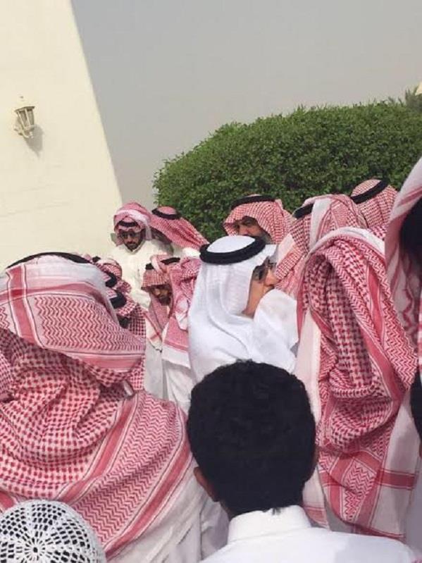 بالصور.. وزير العمل في تأثر بالغ يودّع أخيه الإعلامي 