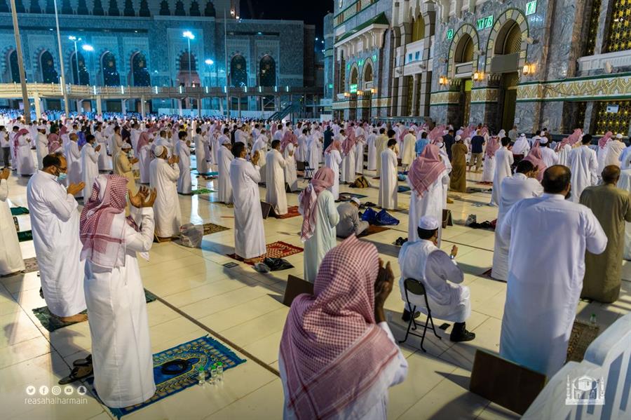 المصلون يشهدون ختم القرآن بالحرمين الشريفين وسط أجواء روحانية المصلون يشهدون ختم القرآن بالحرمين الشريفين وسط أجواء روحانية