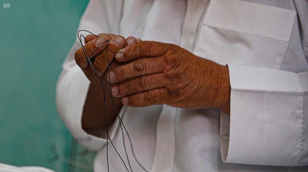 اكتسب شهرة واسعة.. كفيف يحترف صناعة مصيدة للصقور بطريف (صور) اكتسب شهرة واسعة.. كفيف يحترف صناعة مصيدة للصقور بطريف (صور)