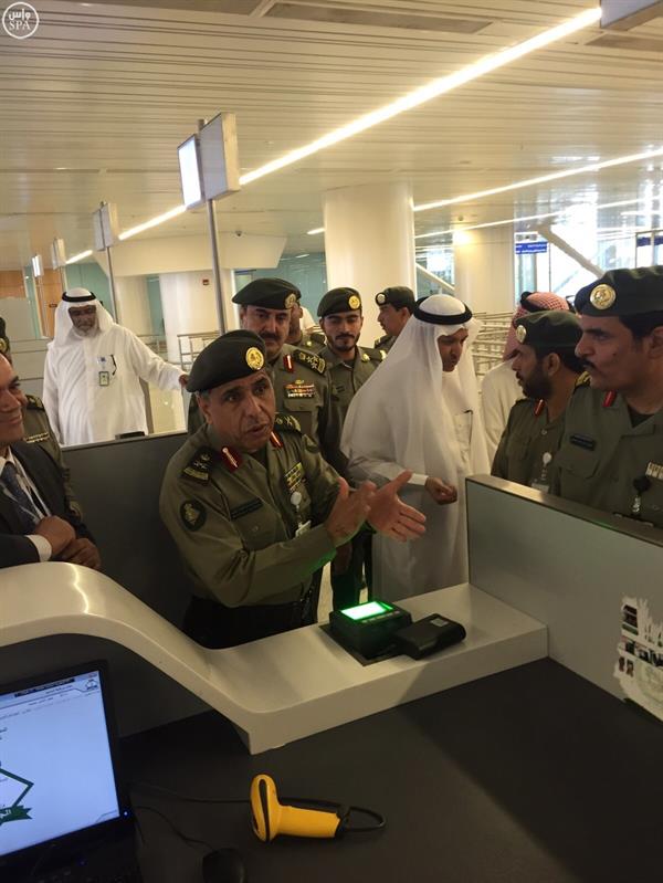 بالصور.. مدير عام الجوازات يزور مطار المدينة المنورة الدولي