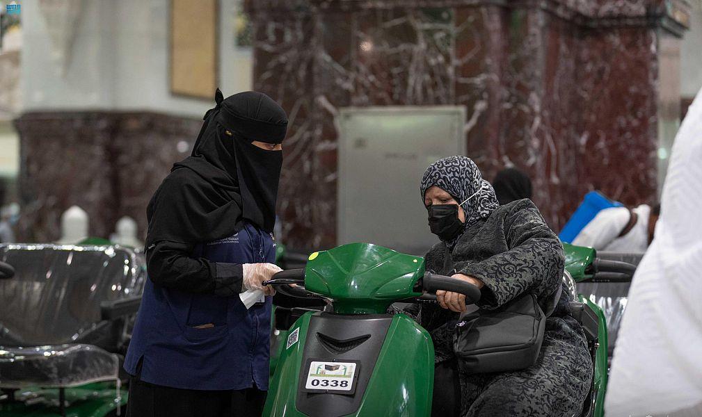 بدأت بكرسي خشبي وانتهت بعربات حديثة.. رحلة تطور عربات المسجد الحرام   