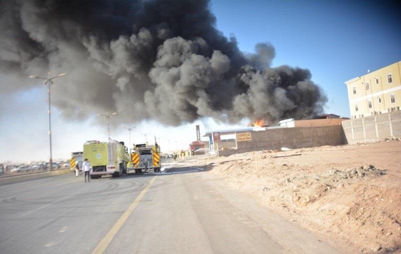 شاهد.. اشتعال الخزانات الأرضية في محطة وقود.. و