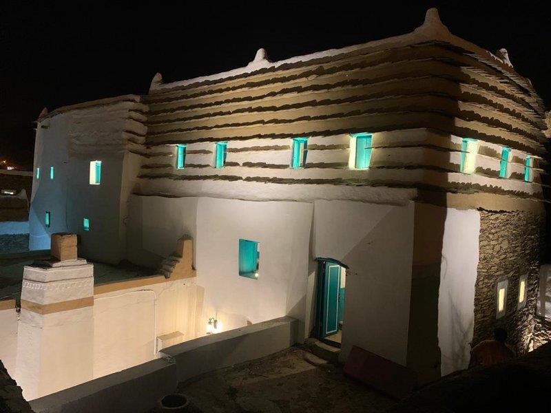 مواطن يتكفل بترميم أحد قصور الدولة السعودية الأولى على نفقته (صور) 