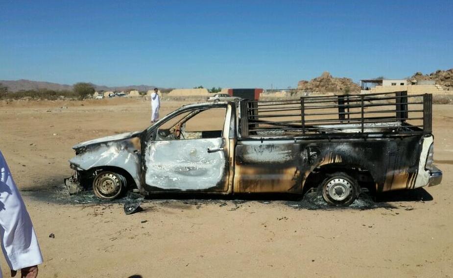 مواطن يحرق سيارته ويهدد بحرق نفسه