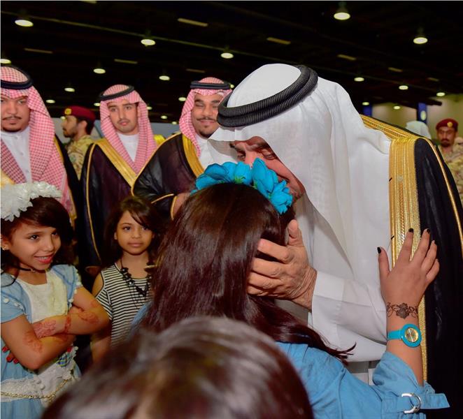 بالصور.. أمير نجران يقبّل أيادي ورؤوس أبناء الشهداء ويشارك أهالي المنطقة العرضة 