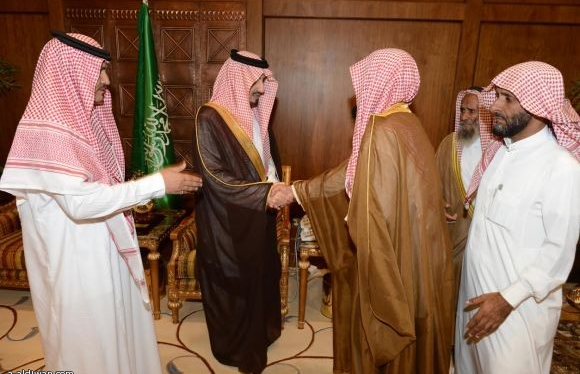 بالصور.. أمير عسير يستقبل أسرة الشهيد 