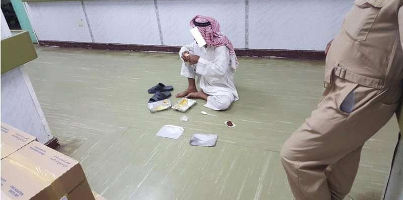 مريض يفترش ممر مستشفى القنفذة منذ عام