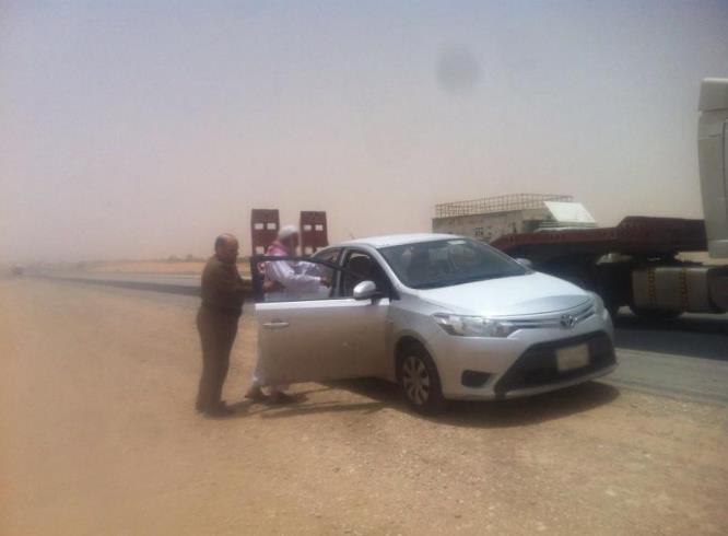 عقيد بالمرور يبادر بقيادة سيارة ثمانيني ضعيف البصر لمسافة 150 كلم لحمايته من خطر الطريق