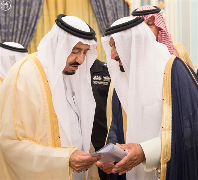 بالصور.. خادم الحرمين يستقبل عدد من الأمراء ومفتي عام المملكة وجموعاً من المواطنين