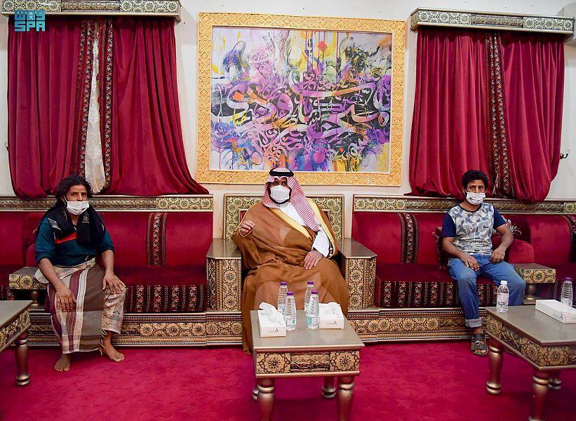 نائب أمير جازان يطمئن على صحة المصابين جراء سقوط المقذوف الحوثي.. ويقدم التعازي لذوي المتـوفيين (فيديو وصور) 