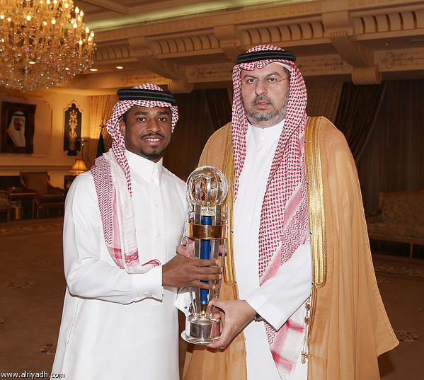  عبدالله بن مساعد يستقبل أفضل لاعب في آسيا