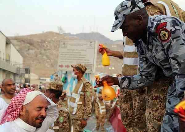 صور ترصد إنسانية رجال الأمن بجانب تطبيق النظام خلال الحج