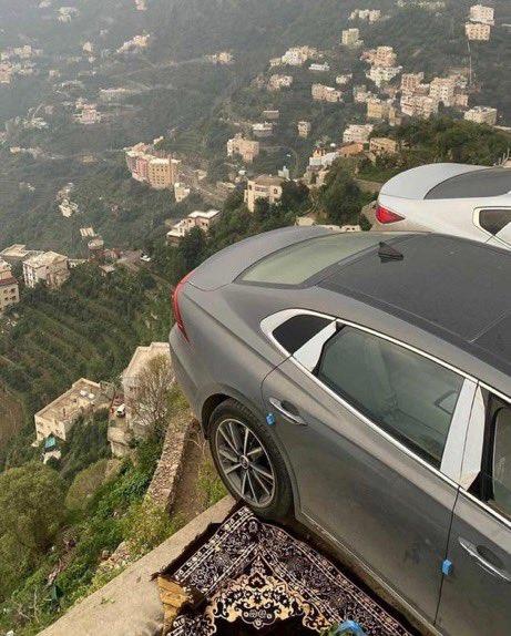 لقطات تحبس الأنفاس.. شبان يستعرضون بسياراتهم ويقفون على حافة مرتفعات فيفاء  