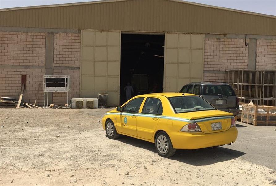 بالصور.. إغلاق معمل أغذية مخالف وإتلاف 10 أطنان من المواد الغذائية بالرياض