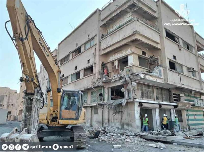  بدء إزالة العقارات لتطوير طريق الملك عبد العزيز بالقطيف