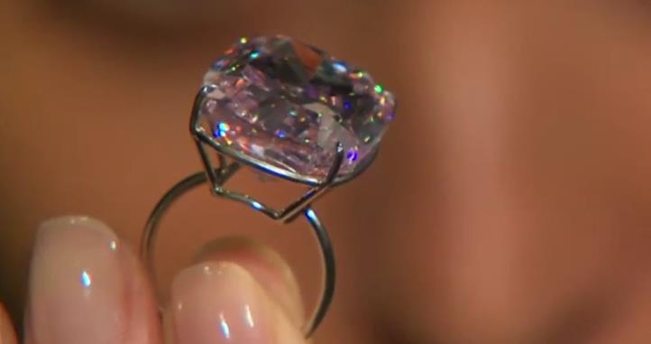 طرح أكبر ألماسة وردية في العالم للبيع في مزاد مقابل 30 مليون دولار