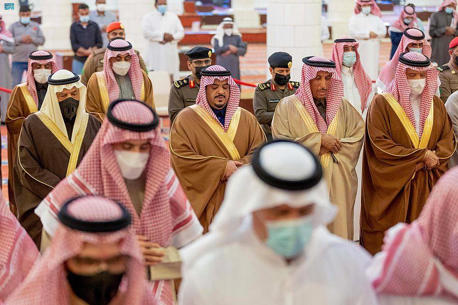 نائب أمير الرياض يؤدي صلاة الميت على الأمير تركي بن عبدالعزيز بن ثنيان. نائب أمير الرياض يؤدي صلاة الميت على الأمير تركي بن عبدالعزيز بن ثنيان.