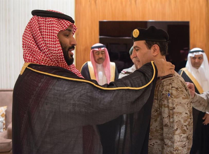 ‏بالصور.. ولي العهد يقلد قائد القوات البحرية رتبته الجديدة