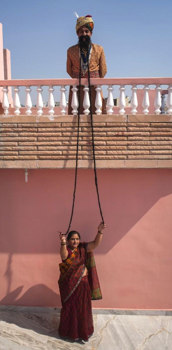 هندي لم يحلق شاربه منذ 32 عاماً