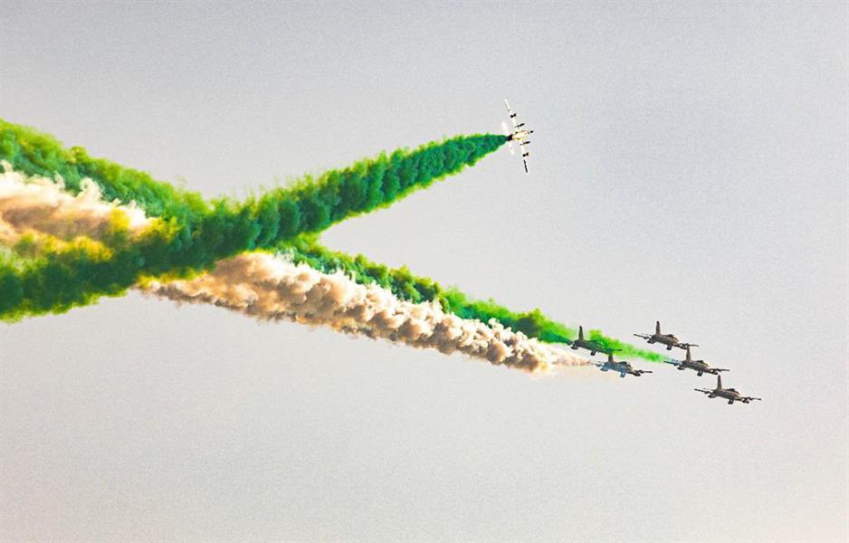 عروض جوية ومسيرة بدوريات الشرطة في أبوظبي احتفالاً باليوم الوطني للمملكة  