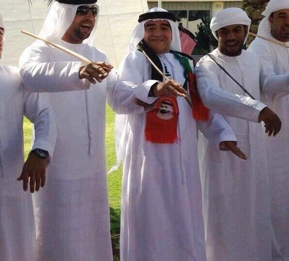 ”مارادونا” يرتدي الزي الإماراتي إحتفالا باليوم الوطني