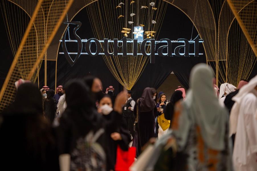 إقبال كثيف على جناح 