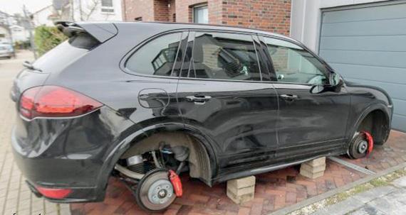 صورة سيارة اللاعب بعد السرقة